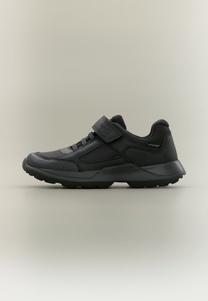 Baskets noires avec sangle en velcro, dessus en mesh et cuir, semelle amortissante et semelle extérieure texturée pour une bonne adhérence.