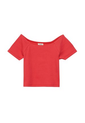 Rotes kurzärmeliges schulterfreies Crop-Top mit gerippter Struktur und kleinem s.Oliver Markenlabel im Halsausschnitt.