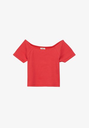 Czerwony krótki top na ramiączkach z krótkim rękawem, o prążkowanej fakturze, z małą metką marki s.Oliver umieszczoną wewnątrz dekoltu.