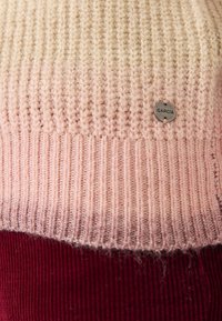 Strickpullover in Ombre-Farbtönen von Creme bis Pink, mit geripptem Textur. Mit einem silbernen "Garcia"-Tag am Saum.