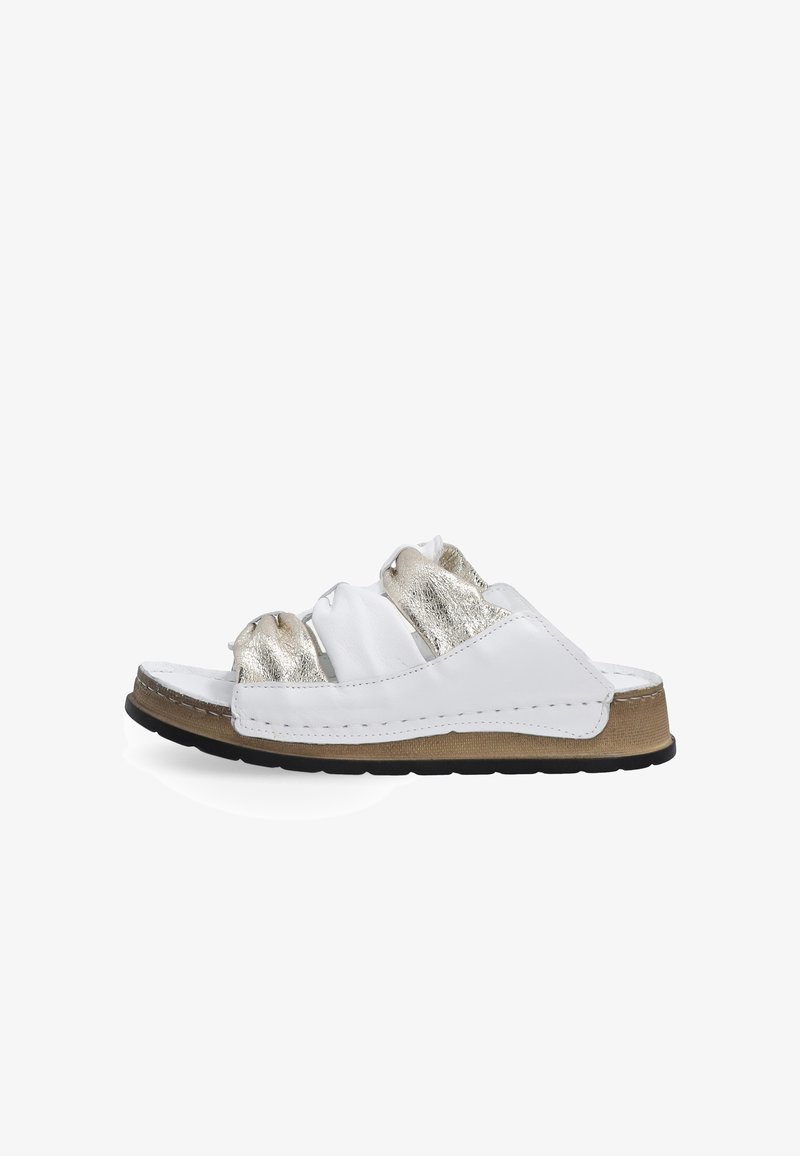 Bílé skládací sandály s třemi texturovanými zlatými pásky, vybavené měkkou stélkou a kontrastní černou gumovou podrážkou pro lepší přilnavost.
