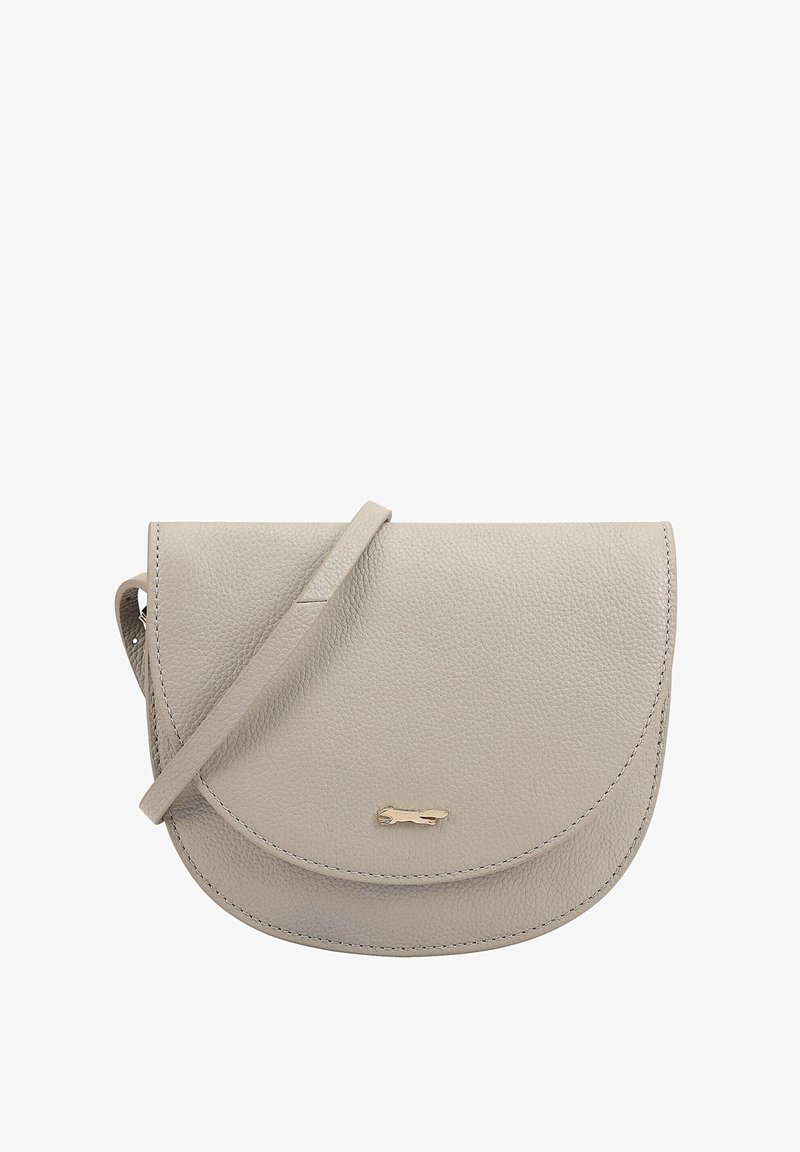 Kleine beige leren schoudertas met afgeronde klep en dunne schouderband, met een klein gouden dierenlogo aan de voorkant.