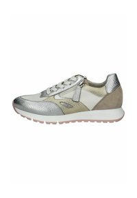 Sneakers con materiali misti: pelle metallica argento e pelle grigia testurizzata, accenti grigio chiaro, suola rosa pastello e dettaglio con zip.
