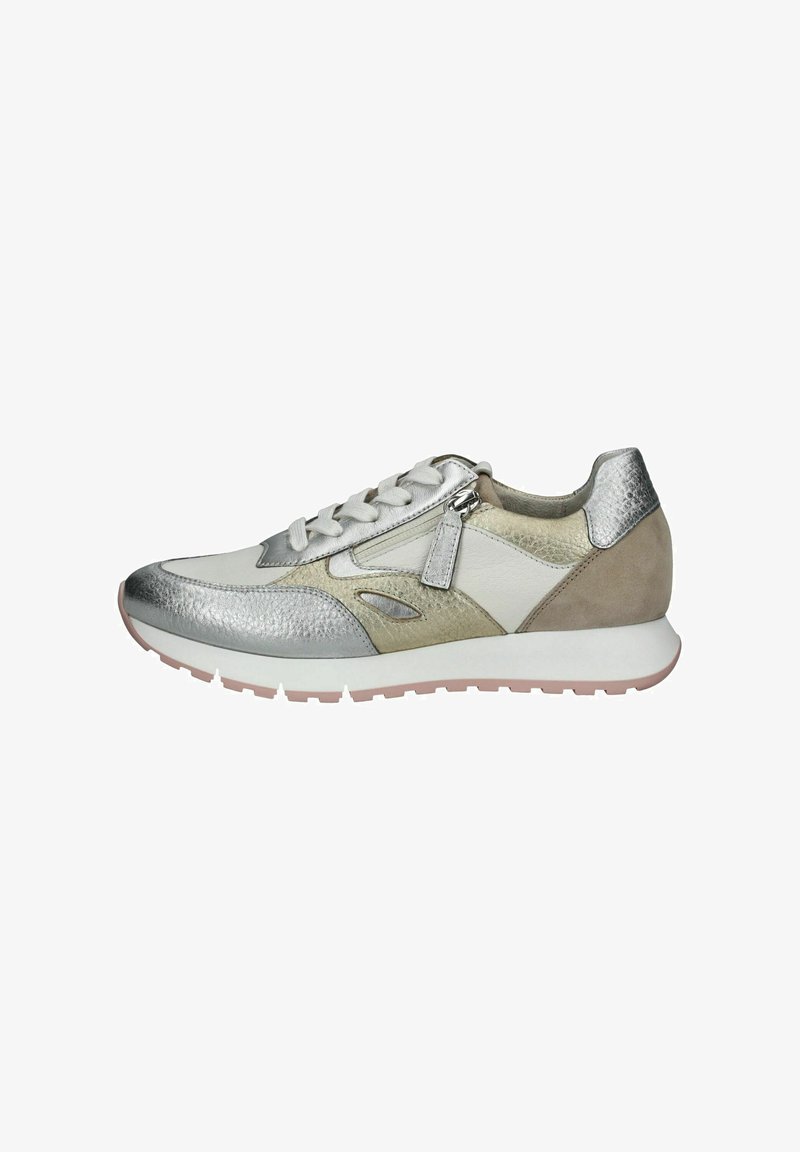 Sneaker mit gemischten Materialien: silberne Metallic- und strukturiertes graues Leder, hellgraue Akzente, pastellrosa Sohle und einem Zipper-Detail.