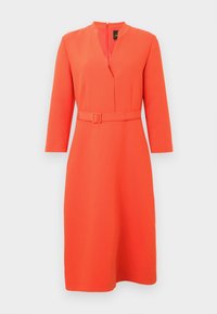 Heleroosa kleit V-kaelusega ja vööümbrisega. Omaduseks on pikad varrukad ja seljatagune lukk, valmistatud siledast ja tekstuuriga kangast.