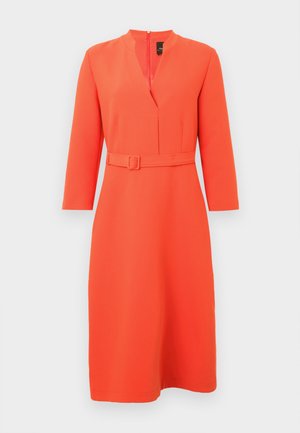 Helles oranges Kleid mit V-Ausschnitt und taillengürtel. Mit langen Ärmeln und einem Reißverschluss auf der Rückseite, gefertigt aus glattem, strukturiertem Stoff.