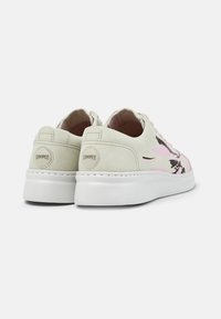 Ljusgröna lädersneakers med rosa och svarta abstrakta mönster, vit gummisula och rund logotypapplikation på hälen.
