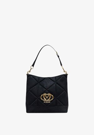 Bolso de mano acolchado negro con un emblema de logo en tono dorado, textura suave, una sola correa para el hombro y una forma estructurada.