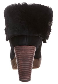 Schwarze Stiefelette mit Absatz und einem Kunstfellkragen, suede Texture, runder Zehenbereich und einem gestapelten Holz-ähnlichen Absatz. Verfügt über Knopfdetails.
