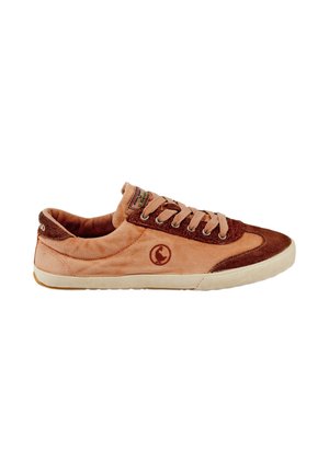 Zapatilla informal de caña baja en marrón y beige con cordones delanteros, logo en el lateral y suela de goma blanca.