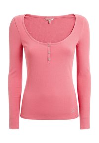 Maglietta henley rosa a maniche lunghe, con coste, scollo a barre e tre bottoni rotondi decorativi al centro davanti.