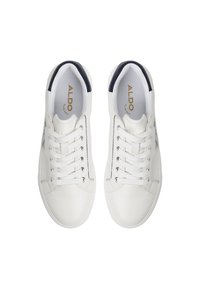 Zapatillas sintéticas blancas con un acabado texturizado y acentos en azul marino. Presentan puntera redonda, cierre de cordones y un cuello acolchado. Logo "ALDO" impreso en el interior.