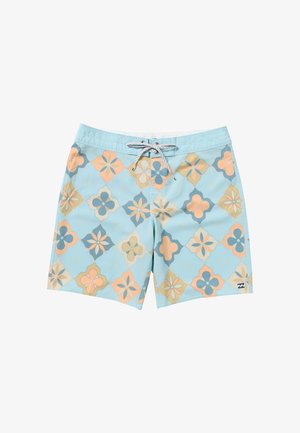 Pantaloni da bagno azzurri chiari con un motivo floreale in arancione, crema e marrone. Presentano una vita con cordoncino e una piccola etichetta con logo.