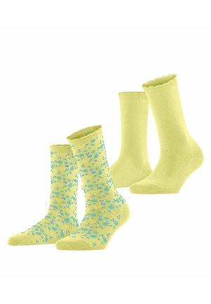 Deux paires de chaussettes jaunes, une unie et l'autre avec un motif floral bleu, toutes deux avec des bords supérieurs festonnés.