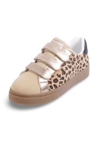 Baskets à imprimé léopard avec des accents métalliques beiges et dorés, comportant trois bandes auto-agrippantes, un bout arrondi et une semelle en caoutchouc texturée.