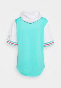 Turquoise mesh hoodie met witte mouwen, met roze en teal strepen op de manchetten. Ontspannen pasvorm en gebogen zoomontwerp.