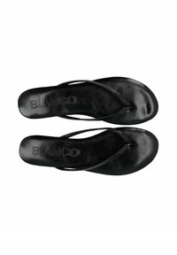 Flip-flop neri con una superficie liscia e lucida e sottili cinturini. La soletta presenta il marchio "BIANCO" in rilievo. Design minimalista e forma piatta.