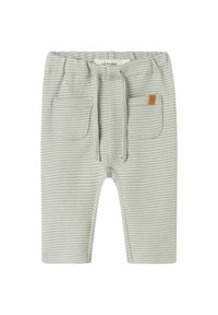 Lichtgrijze en witte gestreepte babybroek met twee voorzakken en een tailleband met koord.