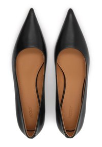 Ballerines en cuir noir à bout pointu avec côtés découpés. Intérieur avec une doublure marron lisse et un logo discret.