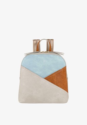 Mochila con un diseño geométrico que presenta cuero sintético en tonos azul claro, beige y marrón. Detalles en dorado y dos correas beige claro completan el look.