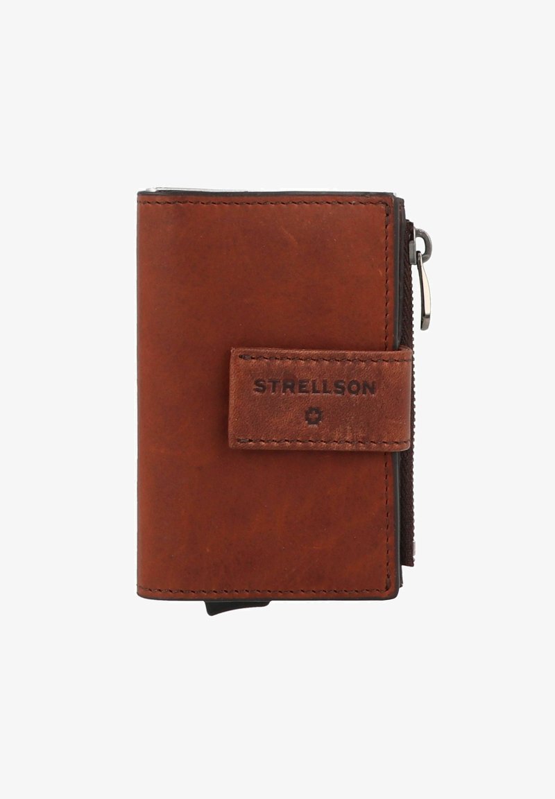 Billetera de cuero marrón con cierre de cremallera y solapa frontal. Presenta el logo "STRELLSON" en relieve, textura suave y costuras en contraste.