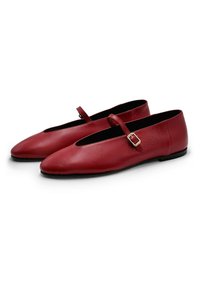 Bailarinas de cuero rojo con punta redonda, una correa con hebilla y suela plana. Textura suave con detalles mínimos.