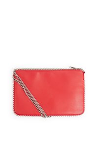 Borsa a pochette rossa in pelle con una tracolla in catena argentata, dotata di chiusura con zip e dettagli in perline lungo i bordi. Texture liscia, forma rettangolare.