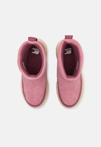 Rosa semskede ankelstøvler med en behagelig fôr og beige gummisåler. Har en trekkslire for enkel påkledning og en rund tådesign.