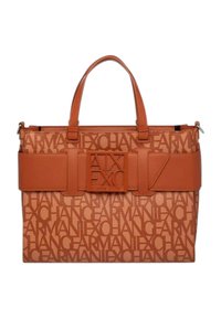 Borsa a tracolla marrone realizzata in materiale texturizzato, con un motivo di logo ripetuto e una fibbia rettangolare prominente con lettering in rilievo.