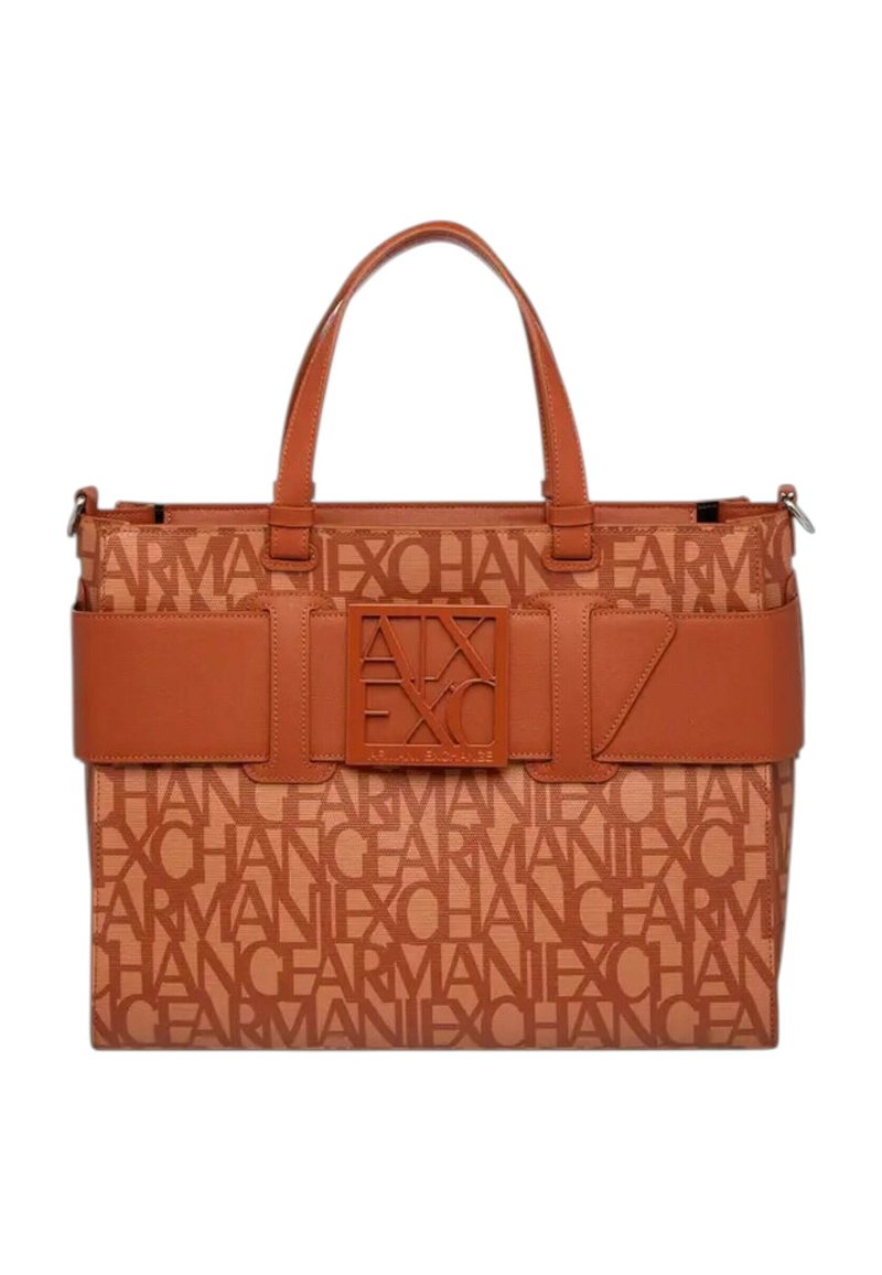 Borsa a tracolla marrone realizzata in materiale texturizzato, con un motivo di logo ripetuto e una fibbia rettangolare prominente con lettering in rilievo.