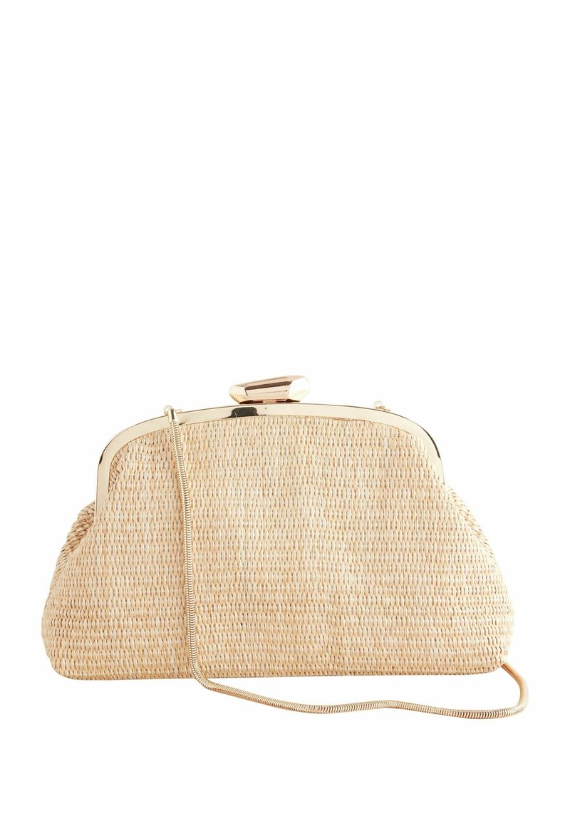 Pochette beige tressée avec cadre en métal doré, fermeture à clip et fine chaîne d'épaule dorée, présentée sur un fond blanc uni.