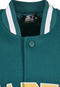 Groene wollen varsityjack met witte gestreepte kraag, knoopsluiting, gevoerde binnenkant en een gele logo op de voorkant.
