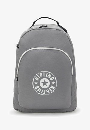 Zaino in tessuto grigio con forma tondeggiante, dotato di una tasca frontale con zip bianca e un logo circolare con design a stella.