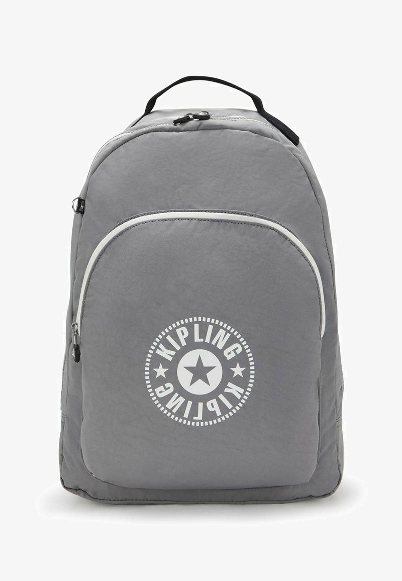Zaino in tessuto grigio con forma tondeggiante, dotato di una tasca frontale con zip bianca e un logo circolare con design a stella.