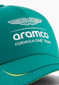 Zielony czapka z logo Aston Martin, napisem "aramco" oraz "Formula One Team". Gładka górna część z tkaniny i teksturowany, wzorzysty spód daszka.