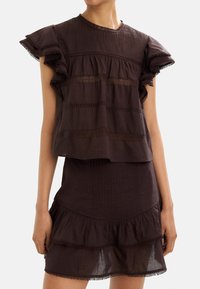 Ciemnobrązowa, warstwowa sukienka z falbaniastymi rękawami, teksturowana tkanina, dekoracyjne koronkowe akcenty i projekt spódnicy w warstwach.