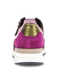 Baskets multicolores avec une base en suede rose, des accents marron et un talon texturé doré. Semelle intermédiaire blanche avec un motif nervuré.