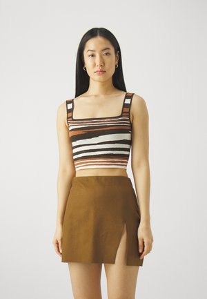 Stripete crop top i brun, hvit og kremfarge med firkantet hals; kombinert med en brun minisjorte med sidelange spalter.