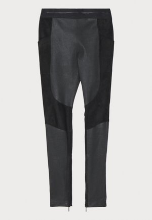 Sorte bukser med en blanding af ruskind og denim teksturer. Slim fit med sidelommer og ankel lynlåse. Glat overflade med tydelig panelering.