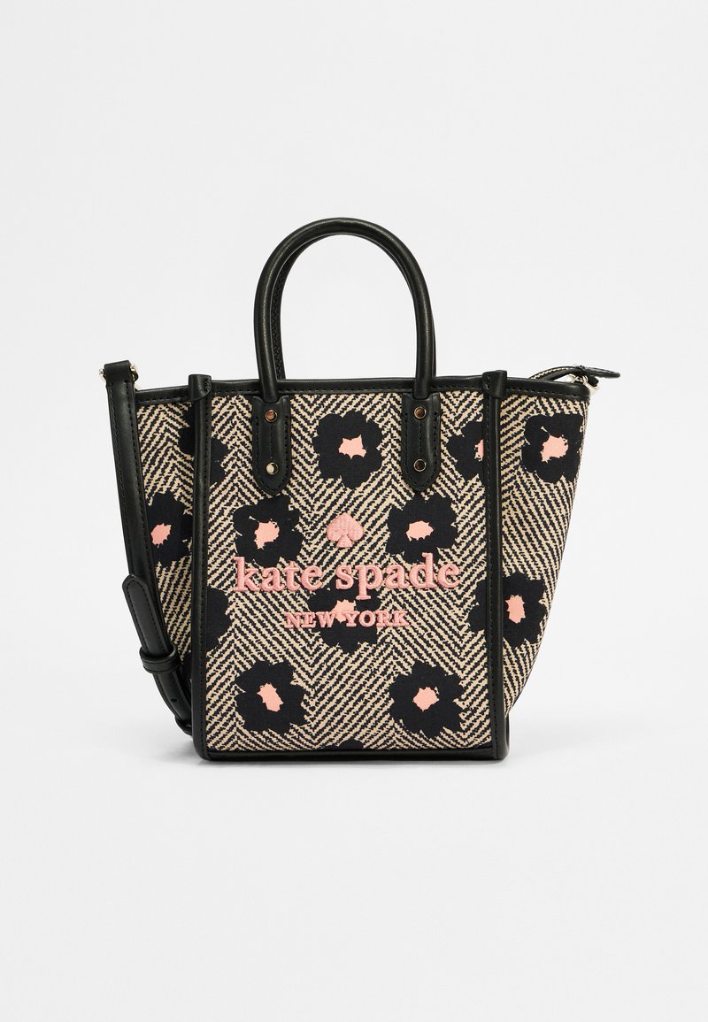 Zwart en beige geweven handtas met bloemenpatronen, zwarte leren accenten, dubbele handvatten en een afneembare schouderriem. Bevat merkl logo.