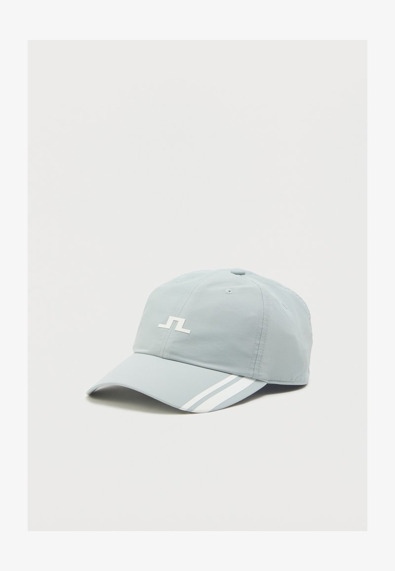 Lys grå baseballcaps laget av glatt stoff, med en hvit logo på forsiden og to hvite striper på visiret.