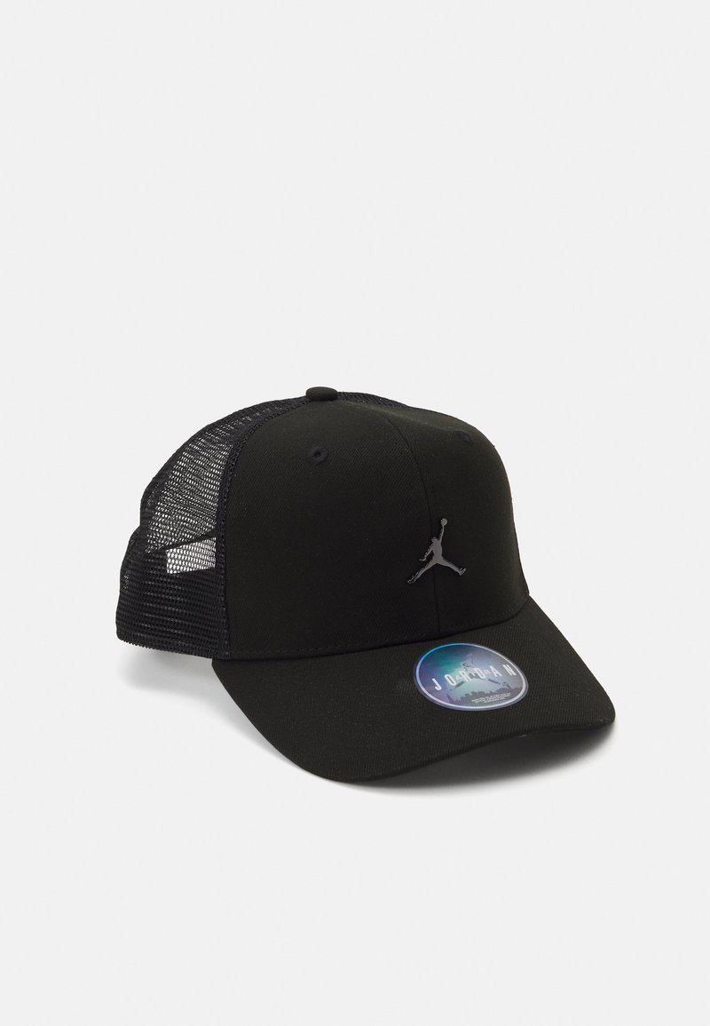 Gorra de béisbol negra con malla en la parte trasera, que presenta un logo Jumpman en relieve de color plateado y una etiqueta circular con una marca colorida en la parte frontal.