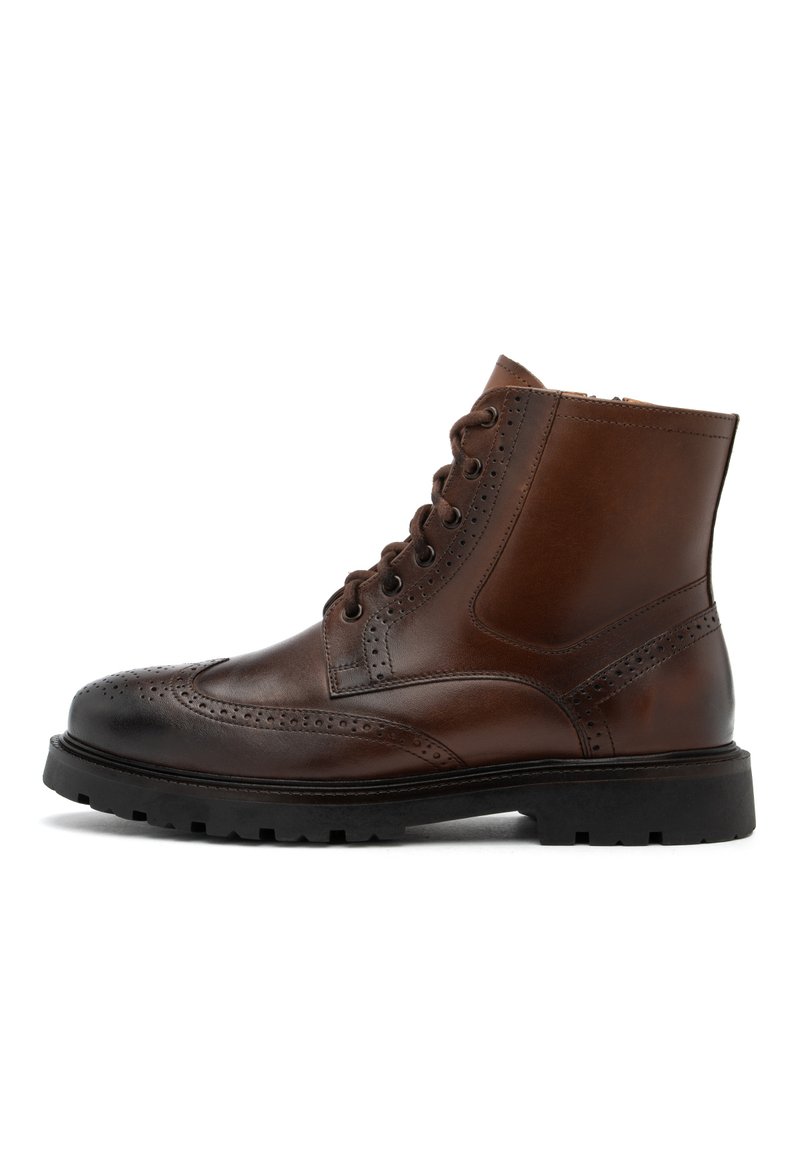 Brązowe skórzane botki na kostkę z detalami w stylu brogue, okrągłym noskiem, sznurowanym zapięciem i grubą czarną gumową podeszwą. Gładka faktura z kontrastowymi akcentami.