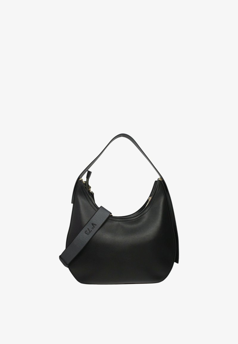 Zwarte leren schoudertas met een ronde vorm, ritssluiting en een afneembare schouderband met de tekst "V-73". Gladde structuur, minimalistisch ontwerp.
