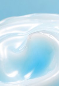 Keremäinen, läpikuultava geeli, jolla on sileä rakenne. Enimmäkseen vaaleansininen valkoisilla kaarilla, heijastaen valoa pehmeässä, kiiltävässä pinnassa.