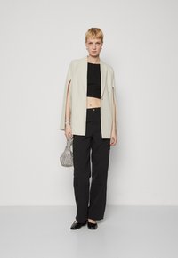 Vero Moda Tall VMMISCHA LOOSE CAPE - Bleizers - silver lining