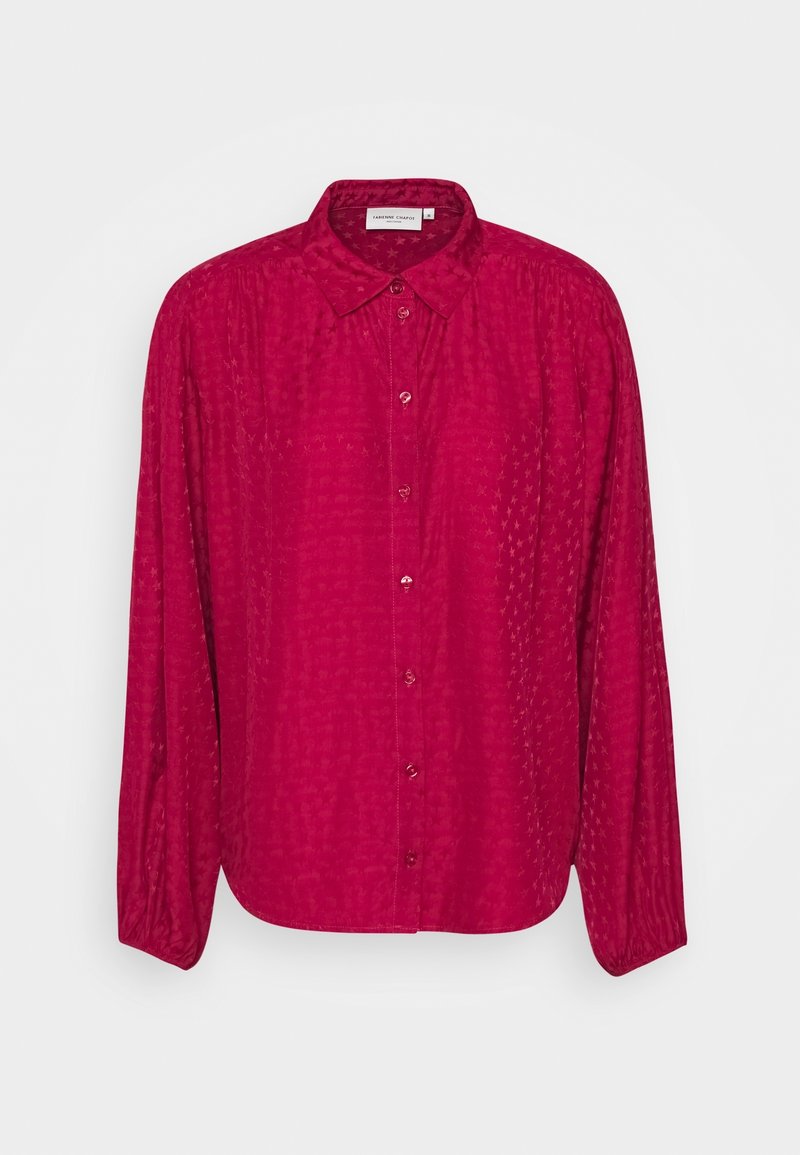 Chemise rose foncé à manches longues, boutonnée, avec col et texture subtilement à motifs sur fond blanc.