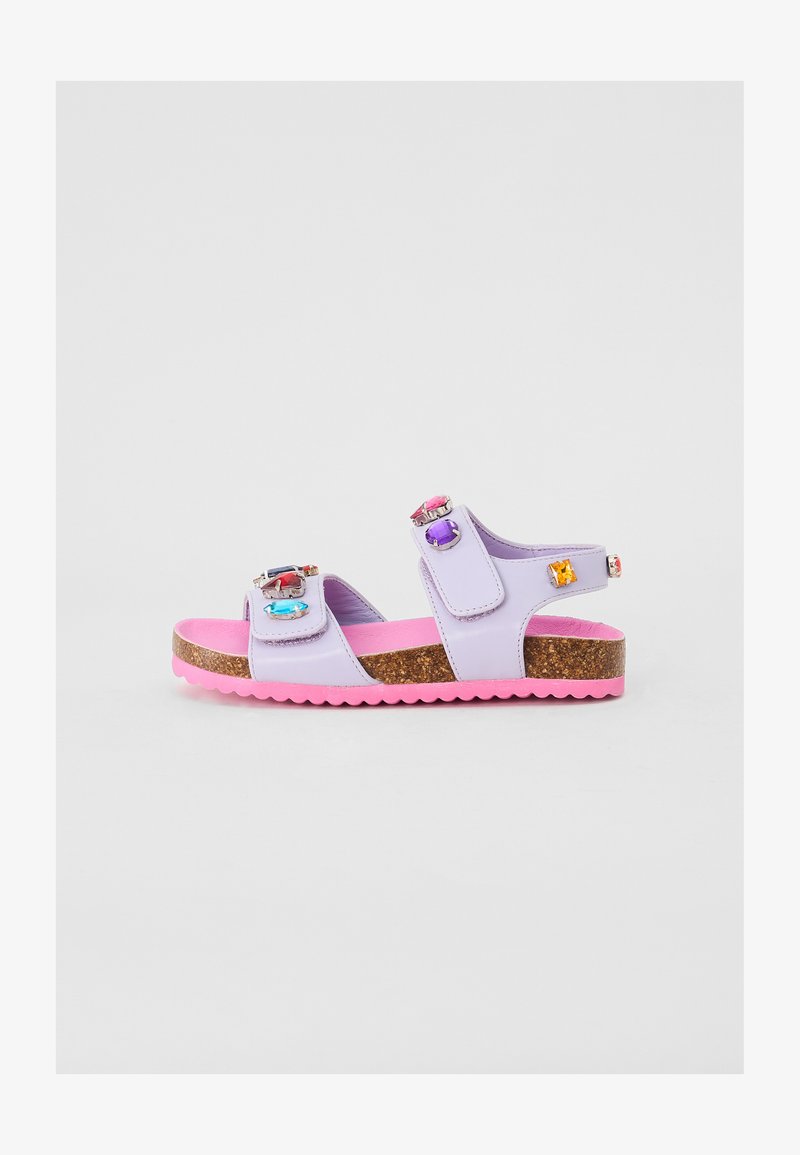 Lavandų spinduliai su dviem reguliuojamomis juostelėmis, papuoštos spalvingais akmenukais. Kamštinė padas ir ryškiai rožinė guma.