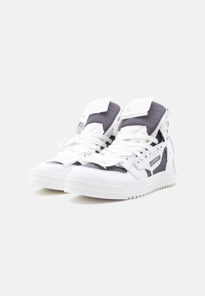 Ζευγάρι ψηλοτάκουνα αθλητικά παπούτσια με λευκά κορδόνια, λευκές και γκρι επιφάνειες και το λογότυπο «Off-White» στο πλάι.