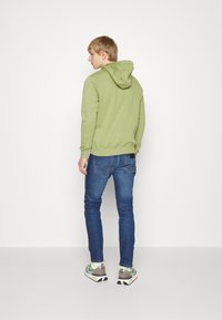 Wrangler LARSTON - Calças de ganga justas - dark-blue denim